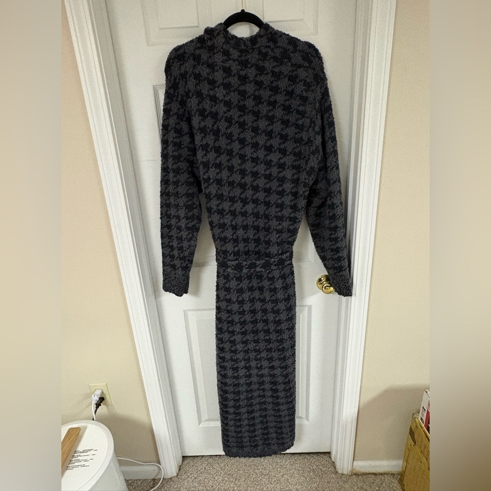 SKIMS Houndstooth Knit Wrap Robe in Charcoal - Picture 5 of 6